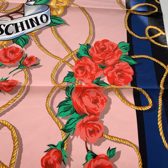 🌷♥️🌷 Boutique Moschino silk square Scarf NEW - Picture 3 of 8